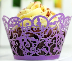 Makroaufnahme violetter Cupcake-Spitzenbordüren mit elegantem hohlem Blumenmuster