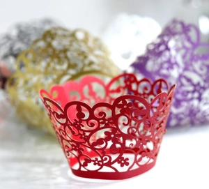 Detailansicht lasergeschnittener Cupcake-Förmchen mit Blumenmuster in Rot und Gold