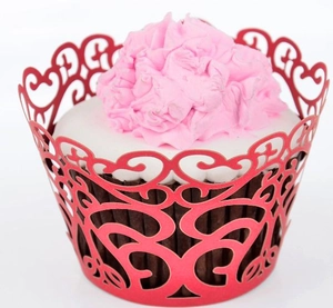 Caissette à cupcake rouge découpée au laser avec motifs de dentelle élégante