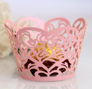 Caissettes à cupcakes roses découpées au laser avec cœurs pour décoration de mariage