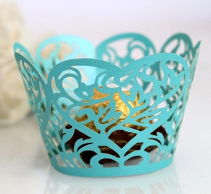 Caissette à cupcake bleu clair découpée au laser avec motif floral décoratif élégant