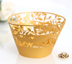 Lasergeschnittene goldene Muffinförmchen mit Blattspitze und hohlen Herzmustern