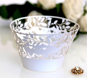 Eleganter weißer lasergeschnittener Cupcake-Wrapper mit Blatt- und Herzmuster für Hochzeit