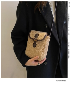 Détail du sac à bandoulière en peluche avec texture mouton et boucle en corne vintage
