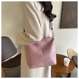 Grand sac fourre-tout rose à texture litchi avec bandoulière réglable sur l'épaule