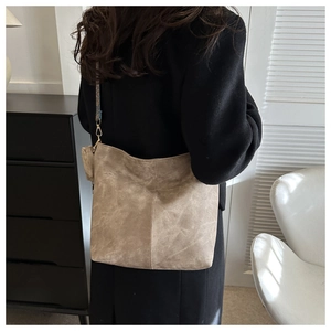 Détail du sac hobo en daim kaki avec bandoulière imprimée et mini pochette jointe