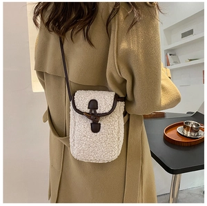 Détail du sac bandoulière en peluche avec laine de mouton et fermoir à bascule vintage