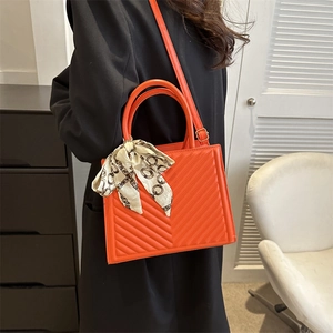 Sac bandoulière rouge orangé matelassé avec poignée en foulard de soie et bandoulière