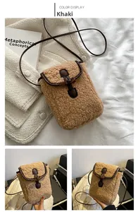 Gros plan détaillé du sac bandoulière en peluche kaki avec fermoir corne et similicuir