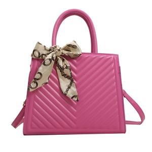 Sac à main matelassé rose avec détail foulard en soie et bandoulière réglable