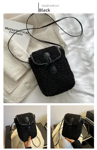 Détail du sac bandoulière en peluche noire avec boucle en corne et texture fausse fourrure