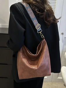 Sac à bandoulière en similicuir marron avec sangle tissée vintage et boucles dorées