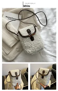 Détail du sac bandoulière en peluche avec texture laine d'agneau et fermoir bascule