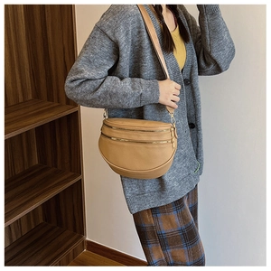 Détail du sac banane croissant camel avec double zip et large bandoulière sur modèle