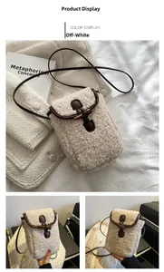 Détail du sac bandoulière en peluche blanc cassé avec fermoir à bascule et liseré contrasté