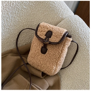 Détail du sac bandoulière en peluche avec boucle en corne et texture fausse fourrure