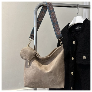 Détail du sac cabas kaki avec bandoulière brodée ethnique et petit porte-monnaie