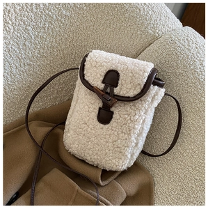 Détail du sac bandoulière en peluche avec boucle en corne et finitions en similicuir