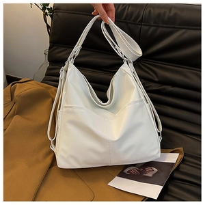 Détails du sac fourre-tout en cuir PU blanc avec boucles argentées sur sofa noir
