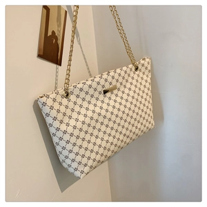 Detailed view of the vintage floral tote bag with gold chain strap and metal buckle