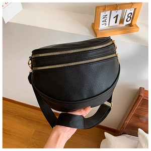 Détails du sac demi-lune en cuir noir grainé avec doubles fermetures éclair dorées chic