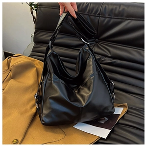 Détails du grand sac cabas en cuir PU noir montrant les boucles argentées et coutures