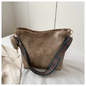 Détail de la bandoulière brodée bohème et du mini porte-monnaie assorti sur le sac cabas