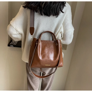 Secchiello vintage in similpelle marrone con ampia tracolla a tessitura in stile etnico