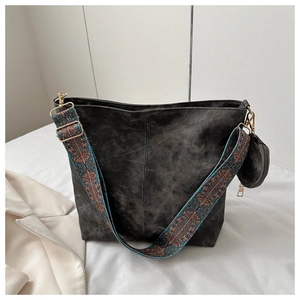 Détail d'un grand sac fourre-tout avec bandoulière jacquard et porte-monnaie rond