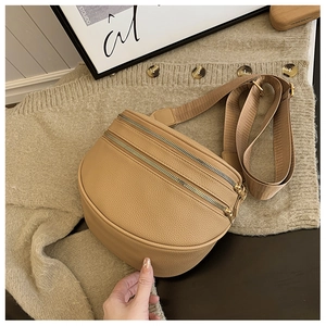 Détail du sac bandoulière demi-lune kaki avec texture litchi et trois couches zippées