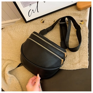 Détail du sac lune noir avec double fermeture éclair dorée et large bandoulière nylon