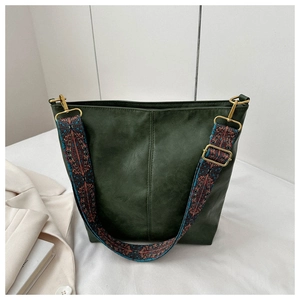 Détail du sac cabas vert foncé avec bandoulière tissée style ethnique et boucles dorées