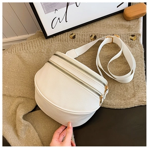 Détail du sac banane blanc en similicuir grainé avec triple fermeture éclair dorée