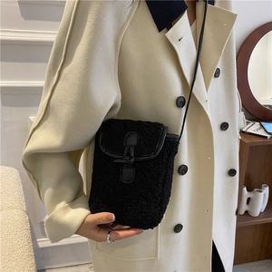 Petit sac bandoulière chic en peluche noire avec rabat en cuir et boucle hiver