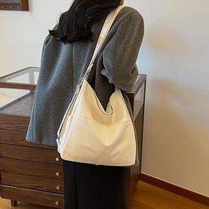 Grand sac cabas hobo en similicuir beige minimaliste pour le style quotidien d'hiver