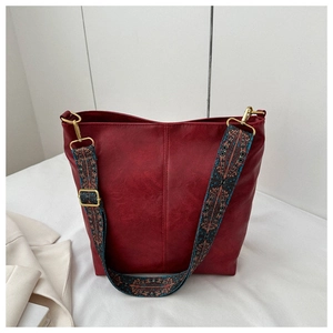 Détail du sac cabas bordeaux avec une large bandoulière brodée de style bohème chic