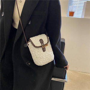 Sac à bandoulière en peluche blanche élégant avec boucle en corne et bords en cuir