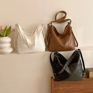 Trois sacs cabas minimalistes en similicuir souple en blanc, marron et noir chic