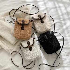 Sacs bandoulière en fausse fourrure avec boucles en corne en marron, beige et noir