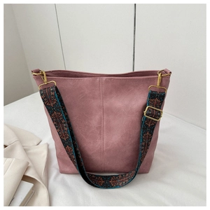 Détail du sac cabas rose poudré avec large bandoulière ethnique et boucles dorées