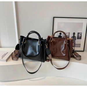 Borse tote vintage nere e marroni con tracolla con motivi etnici in primo piano