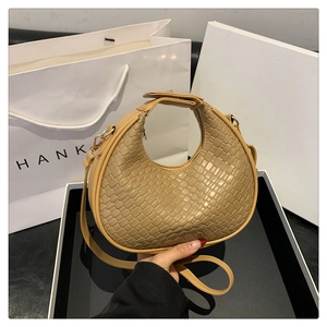 Borsa a mezzaluna kaki con trama intrecciata su piedistallo e confezione regalo