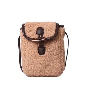 Sac à bandoulière chic en peluche avec boucle en corne et bordure en cuir marron