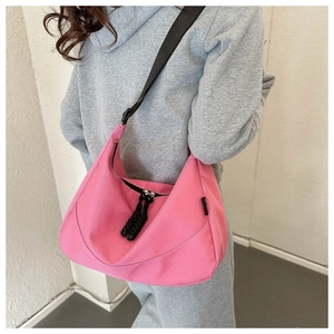 Vue détaillée du sac croissant rose en oxford avec bandoulière noire réglable