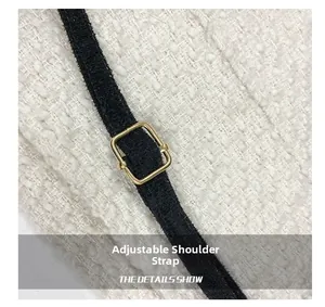 Detailaufnahme des verstellbaren schwarzen Wildleder-Schultergurts mit goldener Schnalle