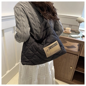 Sac fourre-tout matelassé noir en nylon avec écusson vintage et grande capacité hiver