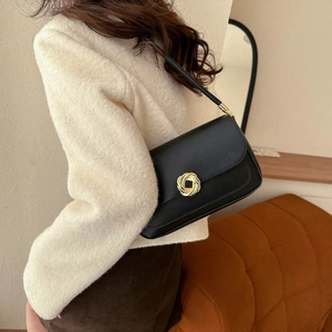 Sac sous le bras minimaliste en cuir noir avec fermoir doré décoratif et bandoulière