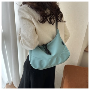 Détail du sac hobo vert menthe avec fermetures éclair noires et tirettes en corde épaisses