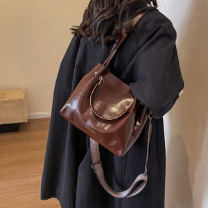 Borsa a secchiello marrone vintage con tracolla tessuta e manici ad anello in metallo