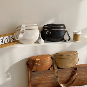 Sac banane en cuir à motif litchi avec double fermeture éclair et large bandoulière